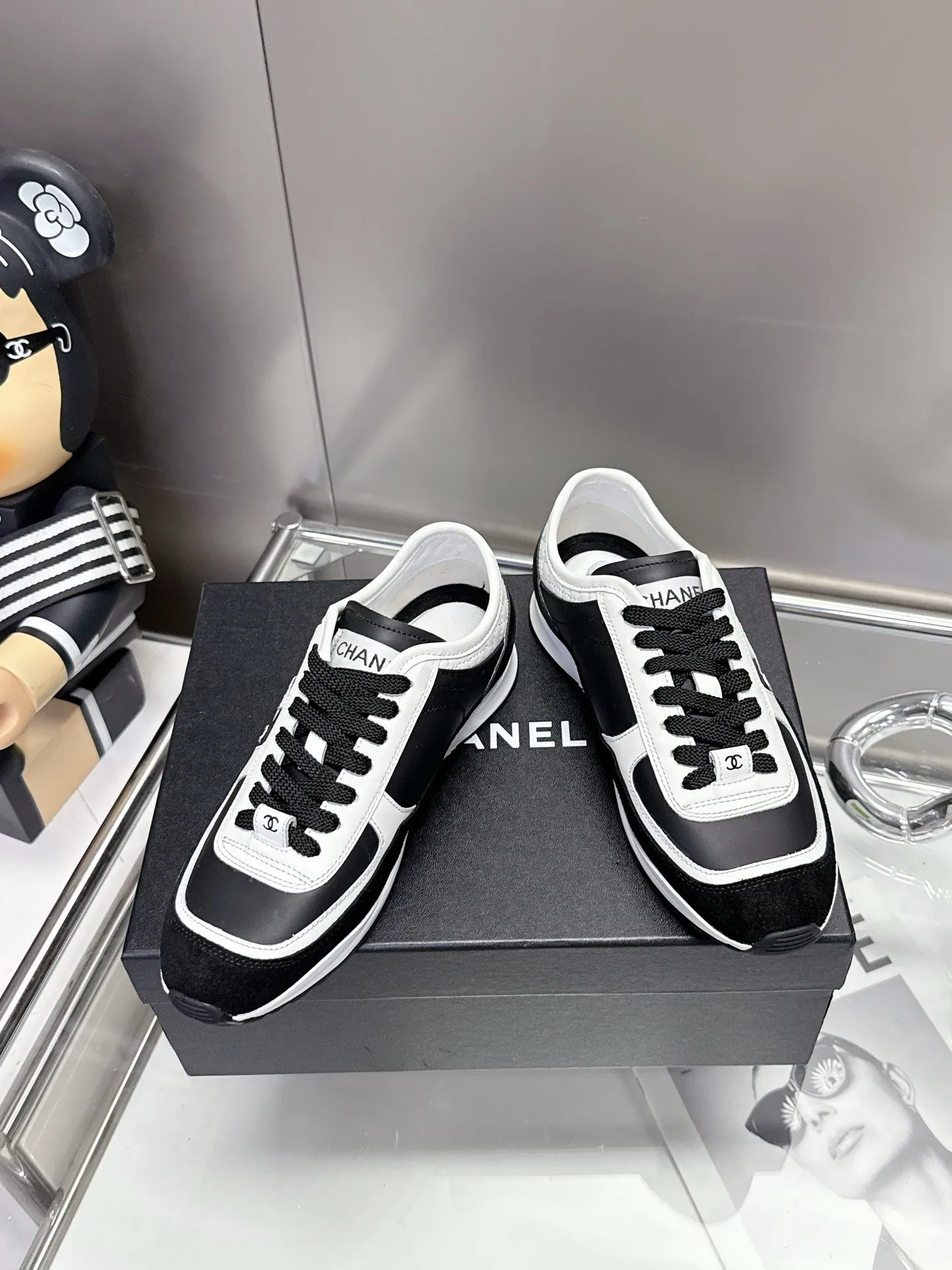 👟👟Ex-factory price 500👟👟 (size 35-40) Chanel 25p panda sneakers! It’s really out of the spotlight recently, and there’s a reason why it’s so popular! The upper is made of first-layer calfskin, with a sheepskin lining, which is breathable and comfortable. It has a full whitening effect and can easily show off your slender legs when paired with any style of clothes. Whoever wears it will look better~ The comfort level is simply amazing. Beauty and comfort coexist, and they are extremely versatile. Wearing it can easily walk ten or twenty thousand steps without any pressure, and it feels light and breathable. The classic black and white color scheme is really the best for spring and summer wear! No matter what kind of clothes you wear in daily life, you can never go wrong. You can mix and match them beautifully and look very delicate and stylish. People with wide feet don’t have to worry about making their feet look fat. Wearing it will make your feet look better. I really love this pair of shoes. Come and get a pair to make your steps more comfortable and fashionable!